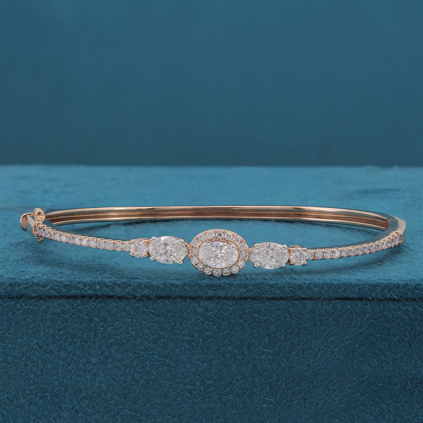 Elaren Halo Diamond Oval Kada