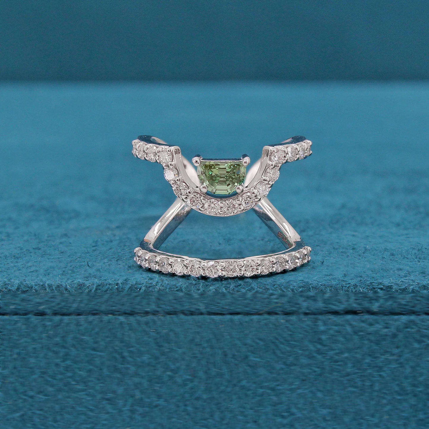 Lyren Crest Diamond Ring