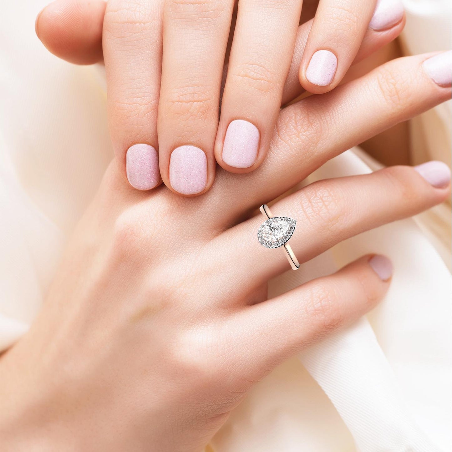 Vesa Halo Diamond Ring