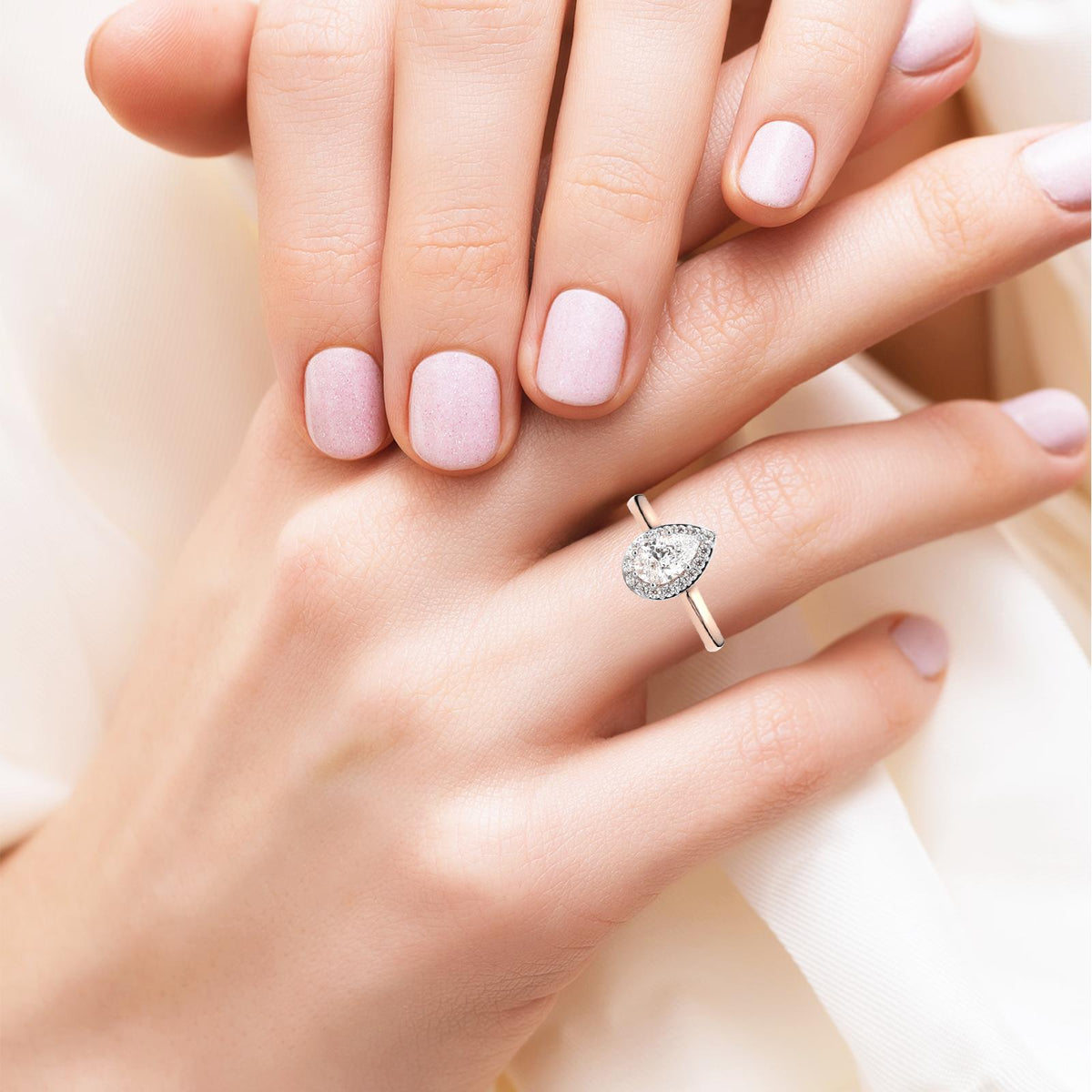 Vesa Halo Diamond Ring