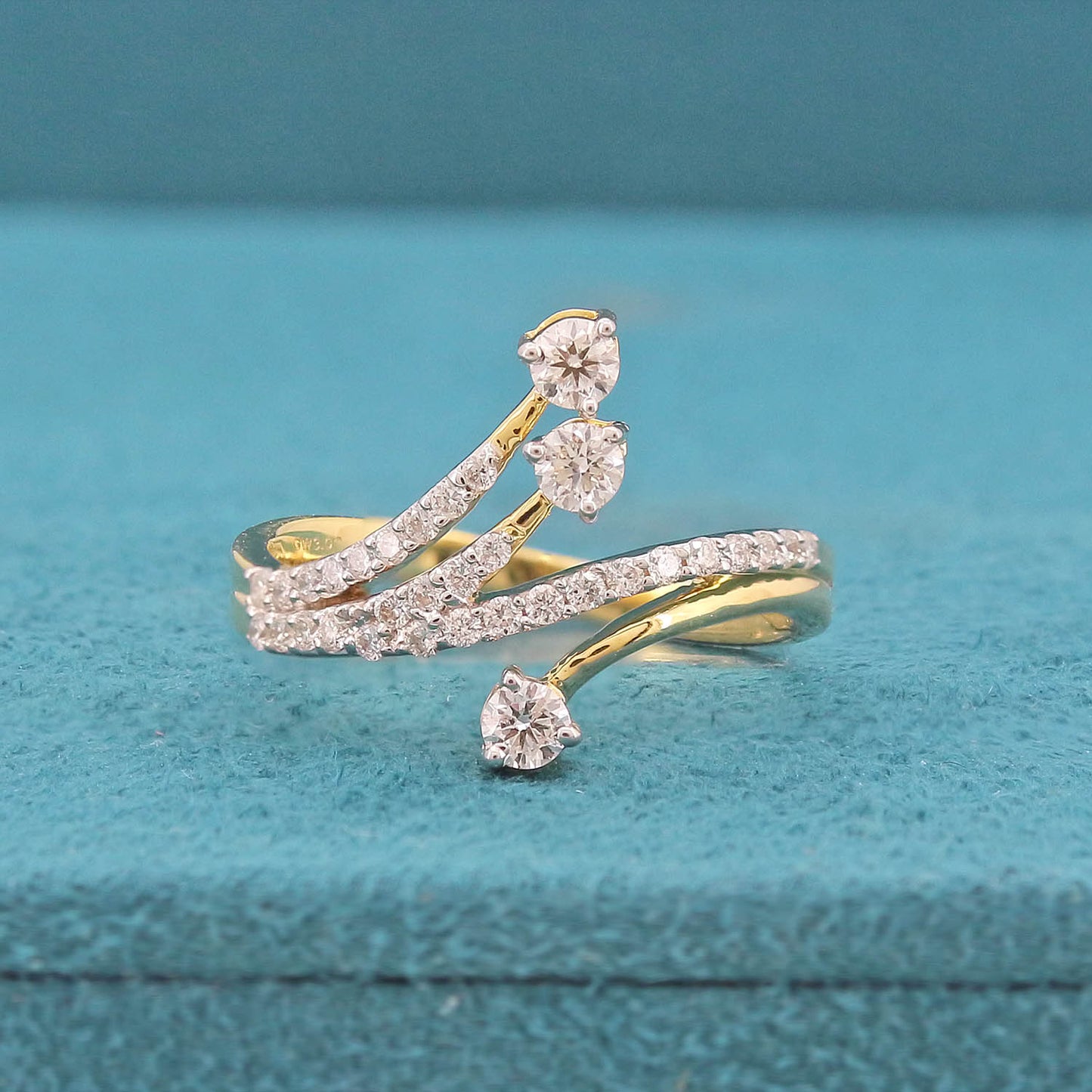 Aenara Scatter Diamond Ring