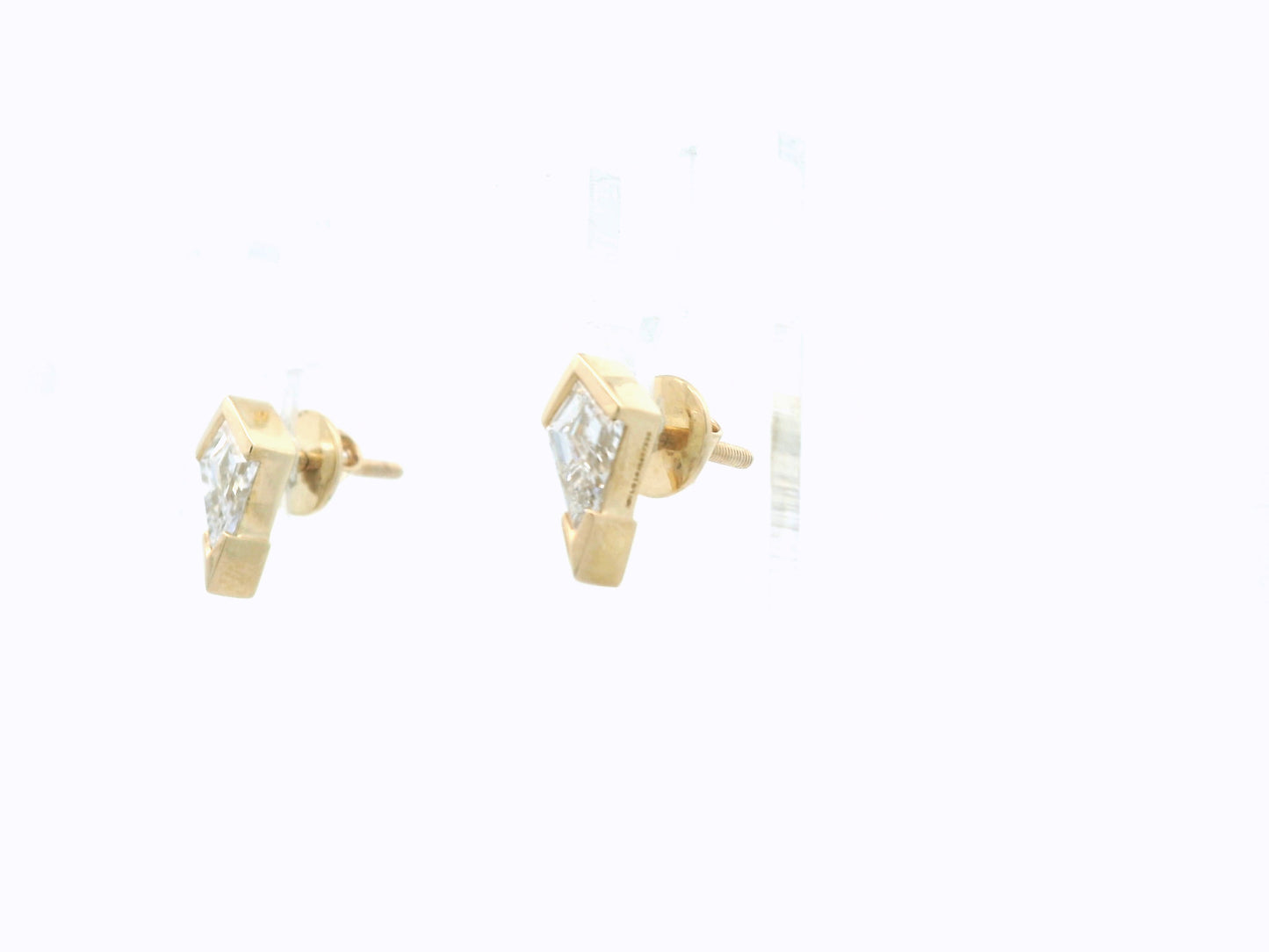 Elarya Solitaire Diamond Stud Earrings