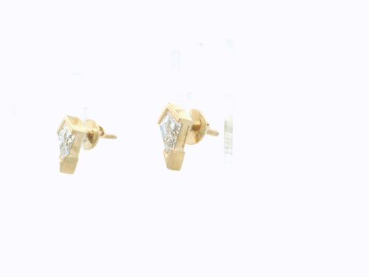 Elarya Solitaire Diamond Stud Earrings