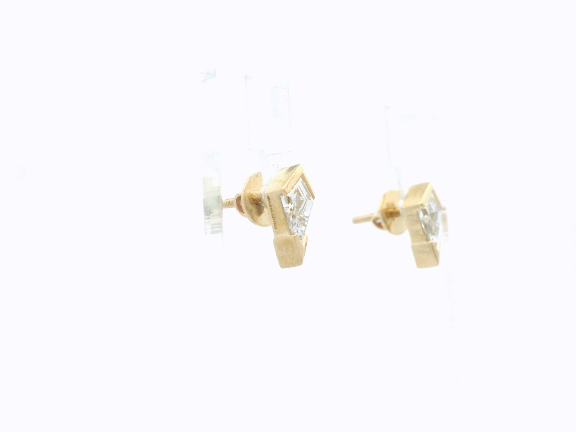 Elarya Solitaire Diamond Stud Earrings