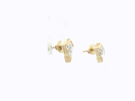 Elarya Solitaire Diamond Stud Earrings