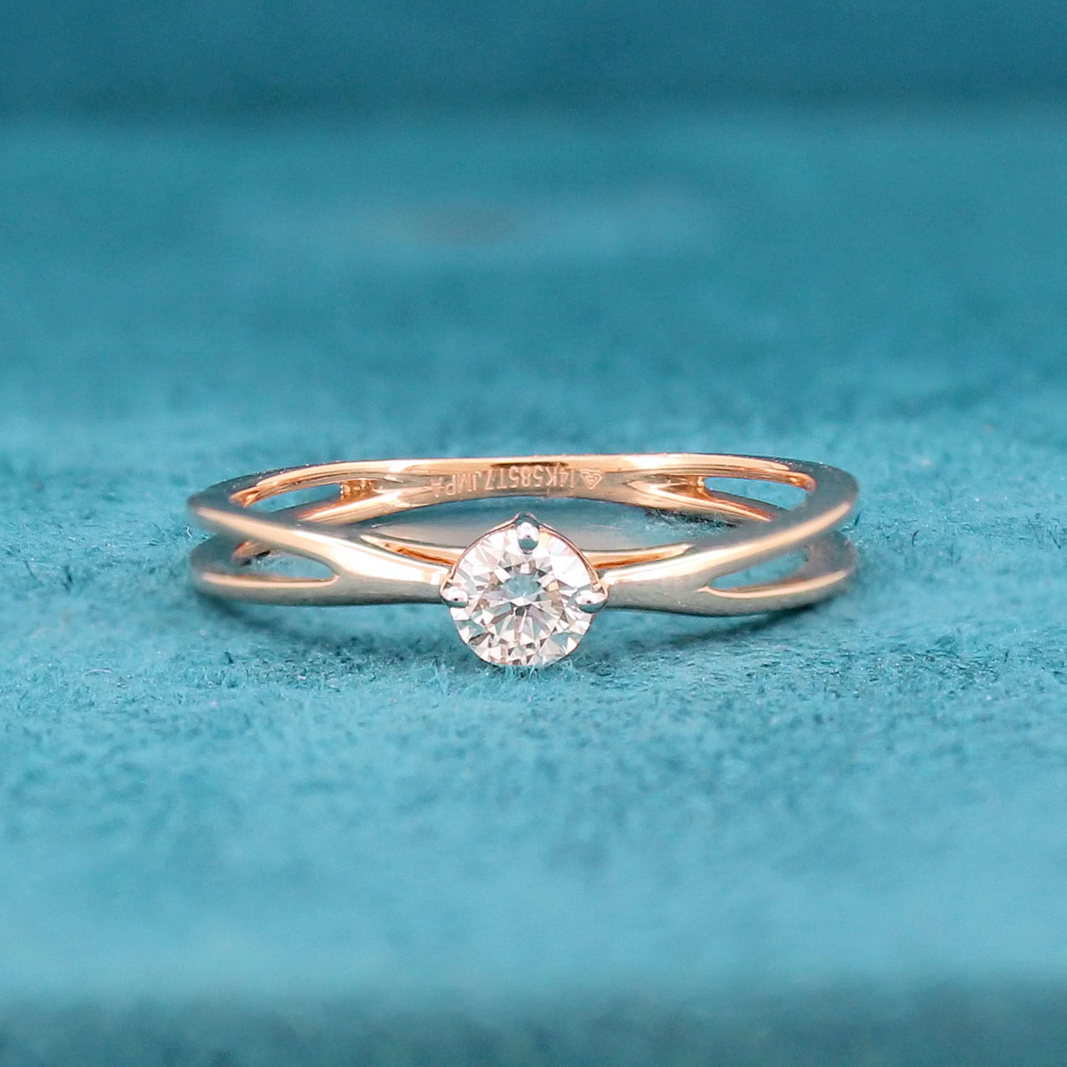 Eira Solitaire Diamond Ring