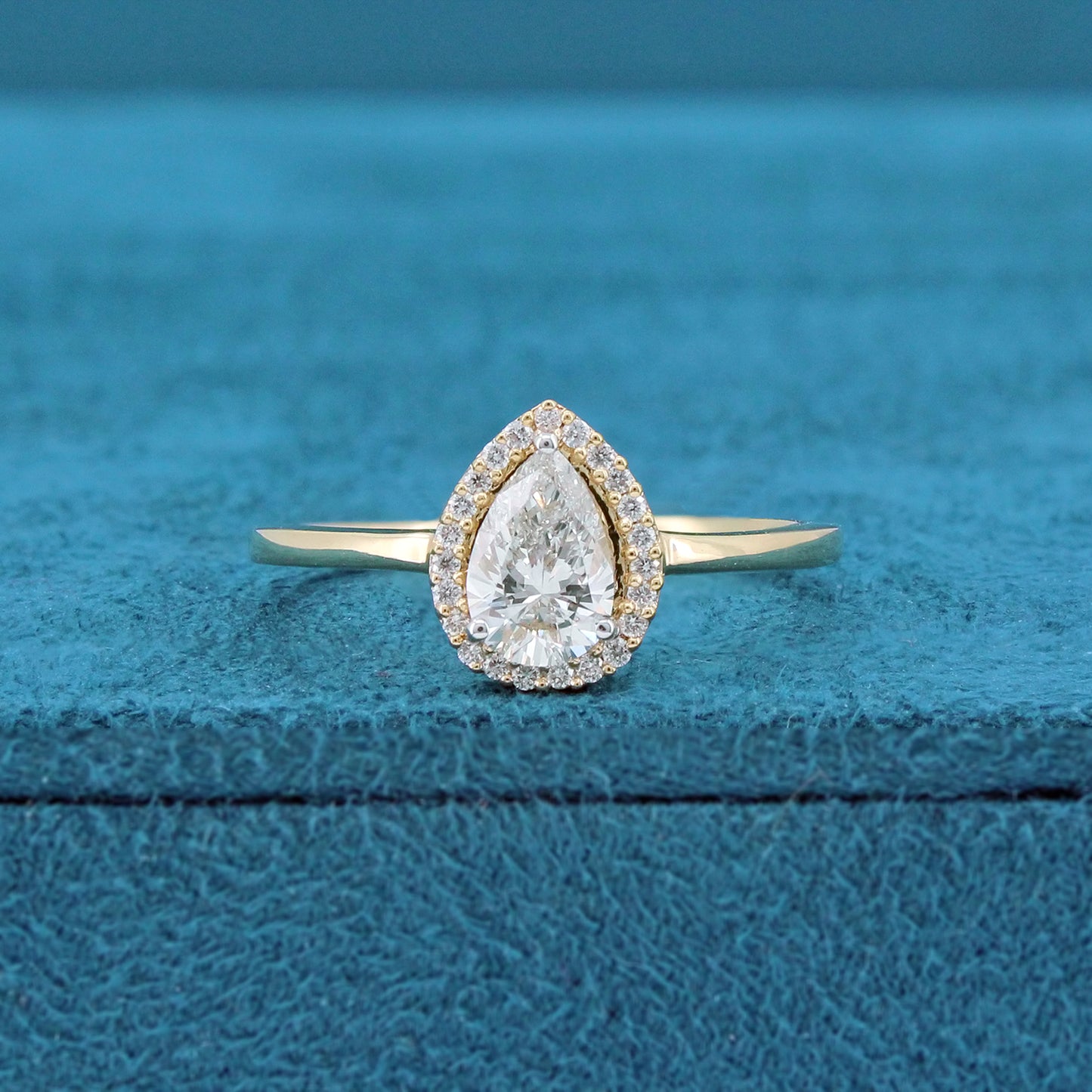 Vesa Halo Diamond Ring