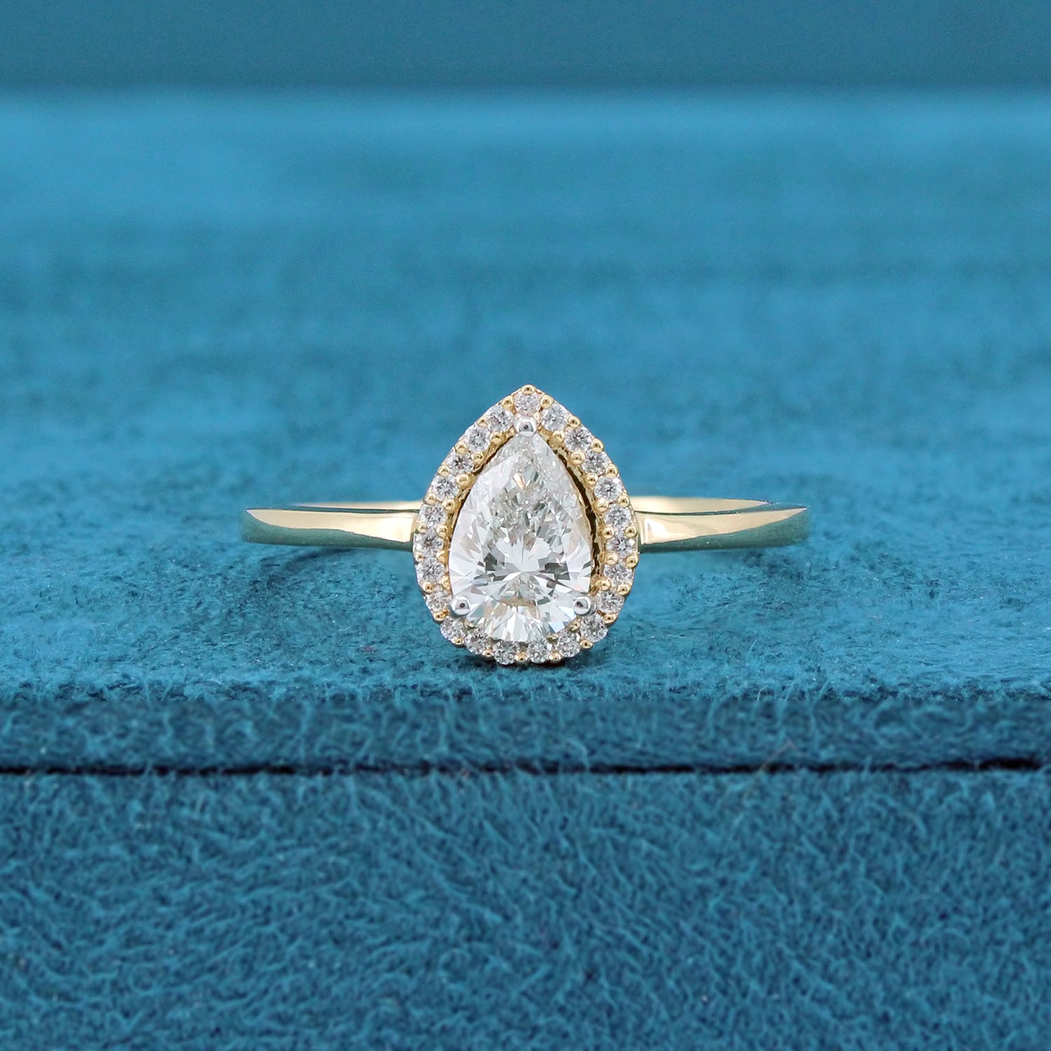 Vesa Halo Diamond Ring