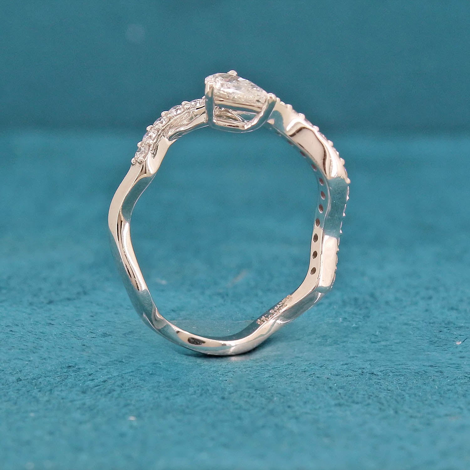 Nara Diamond Ring
