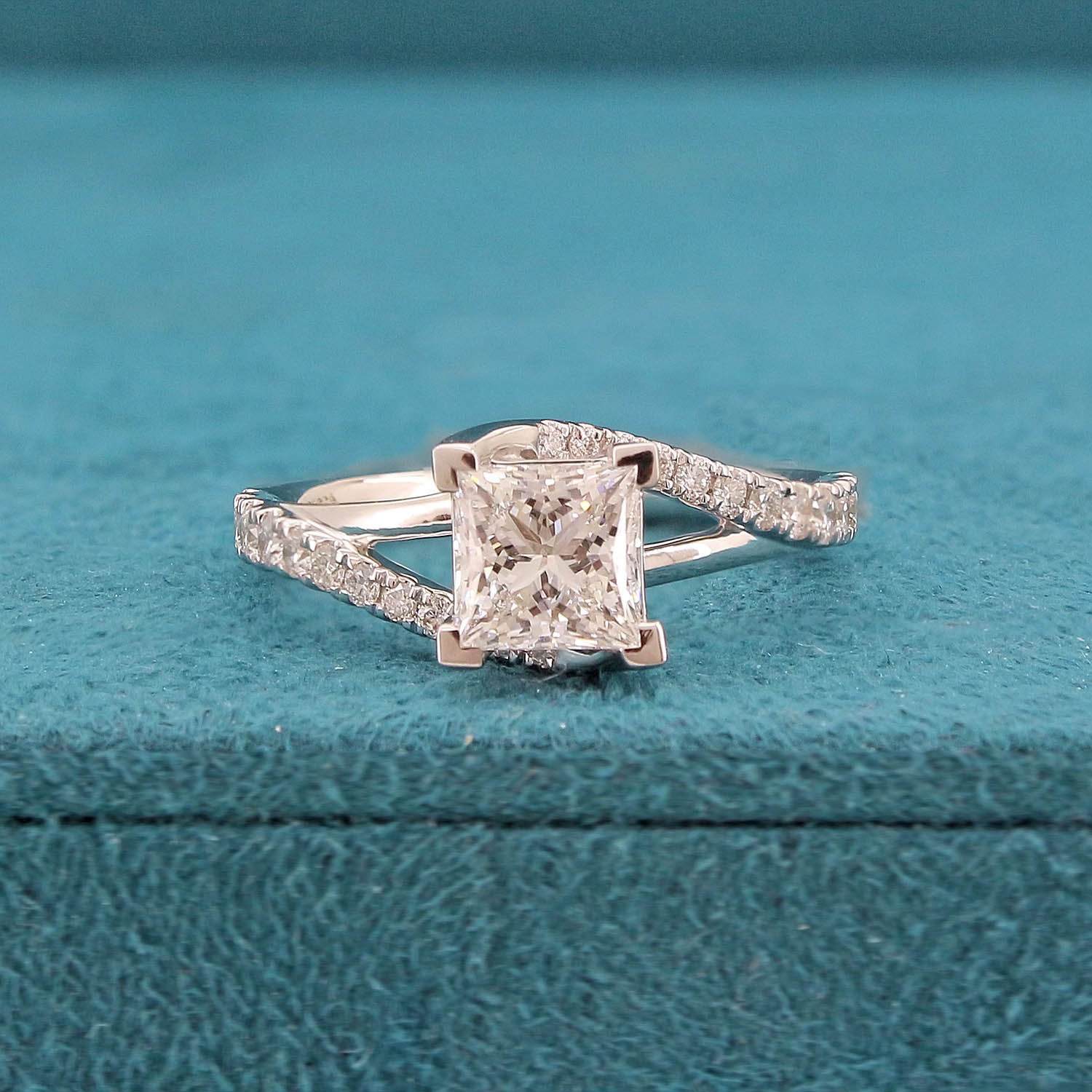 Veril Diamond Ring