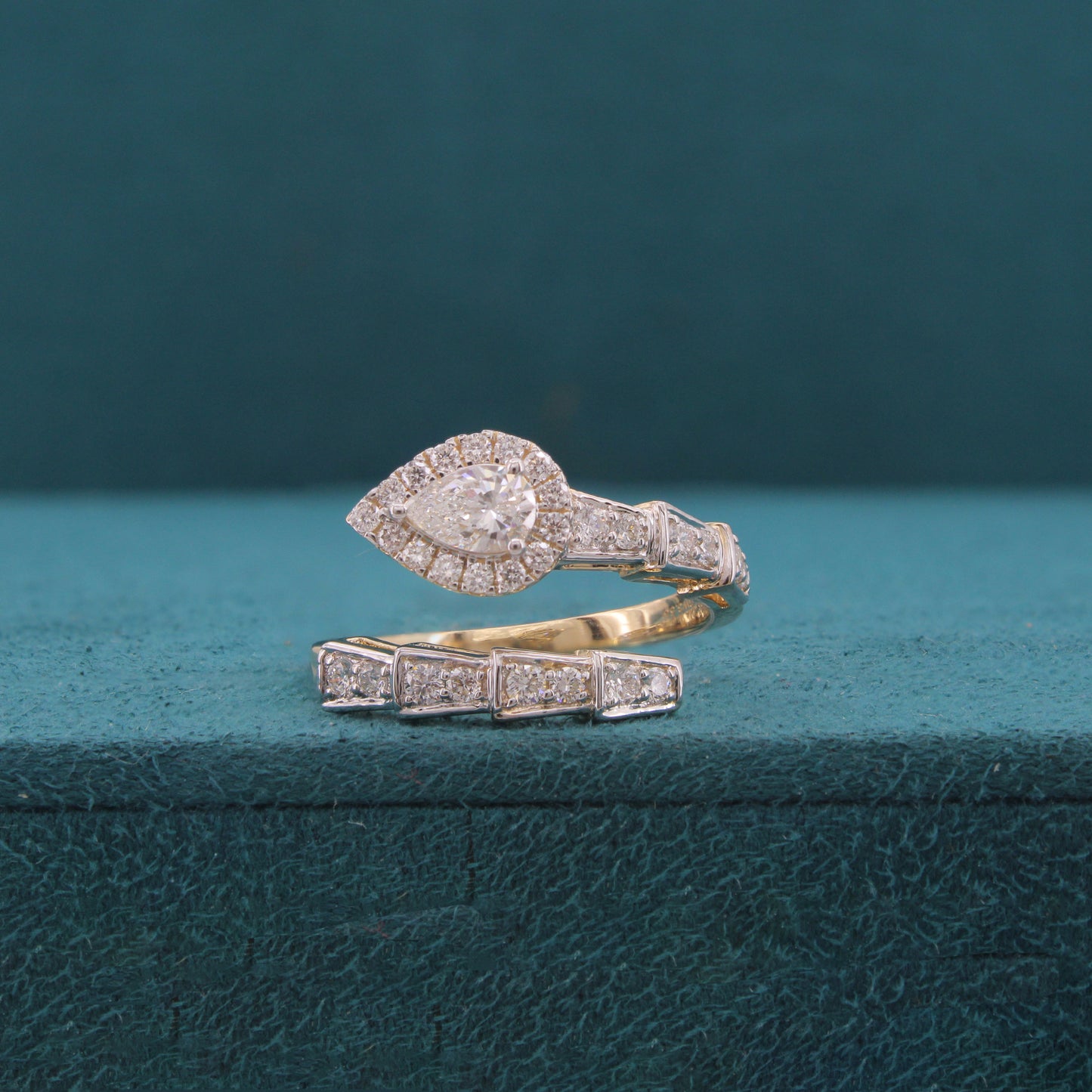 Savelle Crest Diamond Ring