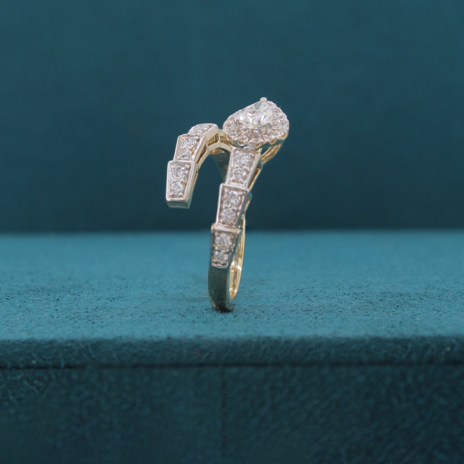 Savelle Crest Diamond Ring