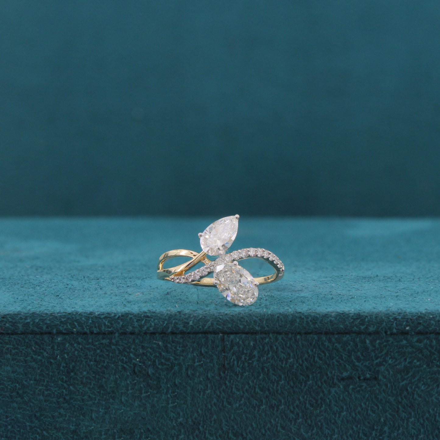 Avyra Crest Diamond Solitaire Ring