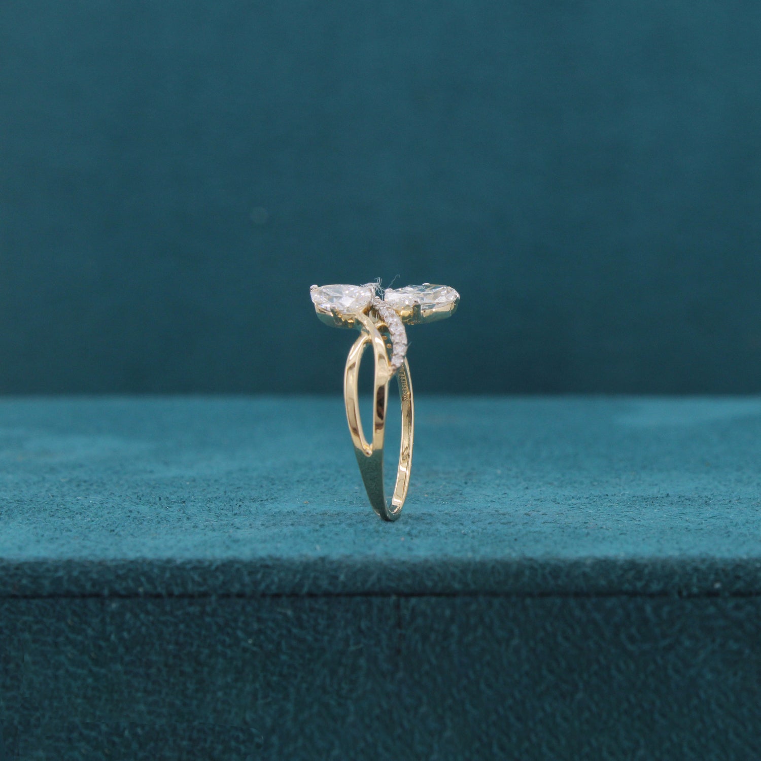 Avyra Crest Diamond Solitaire Ring